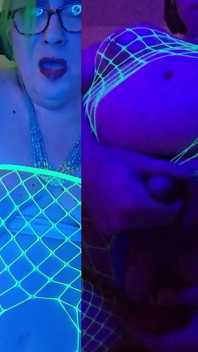 Double Mint Cum - une déesse verte hologram
