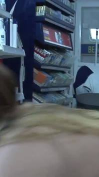 Priscilla adalah MILF yang menghisap dan mengongkek zakar untuk air mani panas