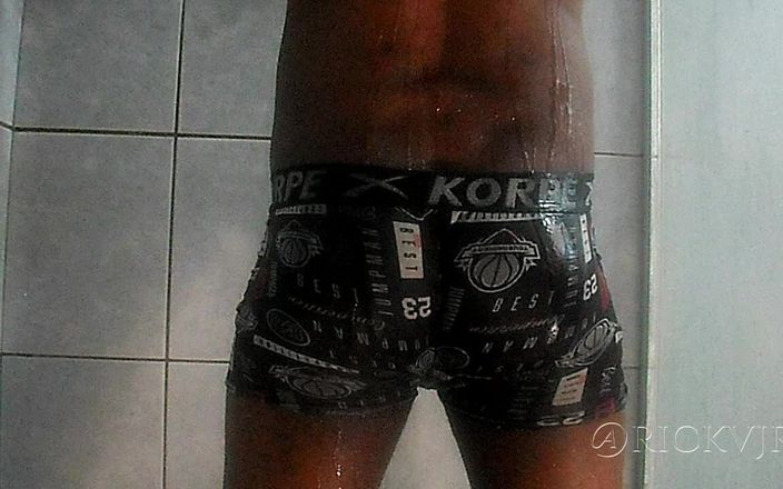 Rickvjr: Twerken in bad #2 dansend onder de douche