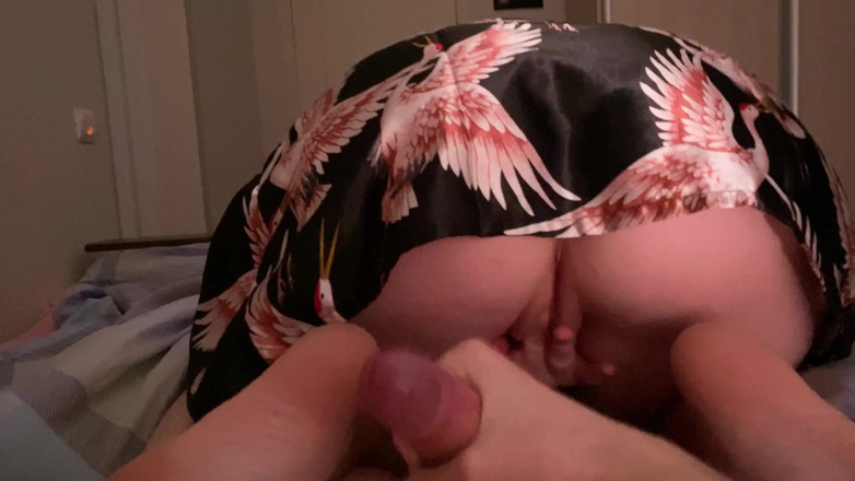 AmyHi: Mama vitregă sexy m-a prins masturbându-mă și m-a ajutat să ejaculez