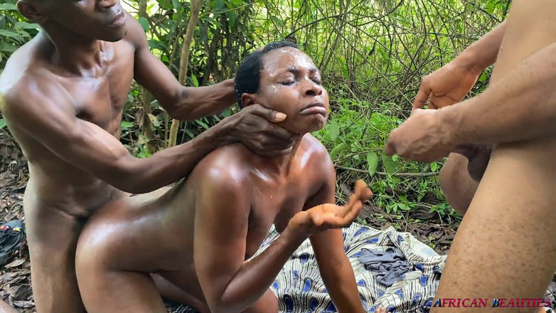 African Beauties: Chica del pueblo al aire libre le encanta ser dominada...