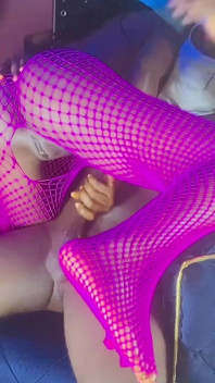 柔らかいお尻の女の子はセックスされるのが好き