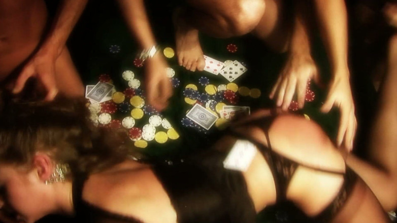 The Window of Sex: Bağlı amcık sahnesi-iç çamaşırlı 4 azgın sarışın aynı anda 3 yarakla sikiliyor