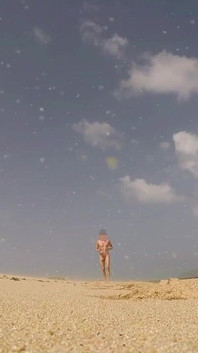 Uomo nudista non circonciso che corre a su State Beach