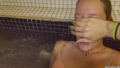 Selfgags Latina Bondage: Заїзд до збочення - частина 2: керована руками у ванні