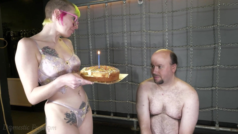 Domestic femdom: Dimalukan dengan Kek Hari Jadi