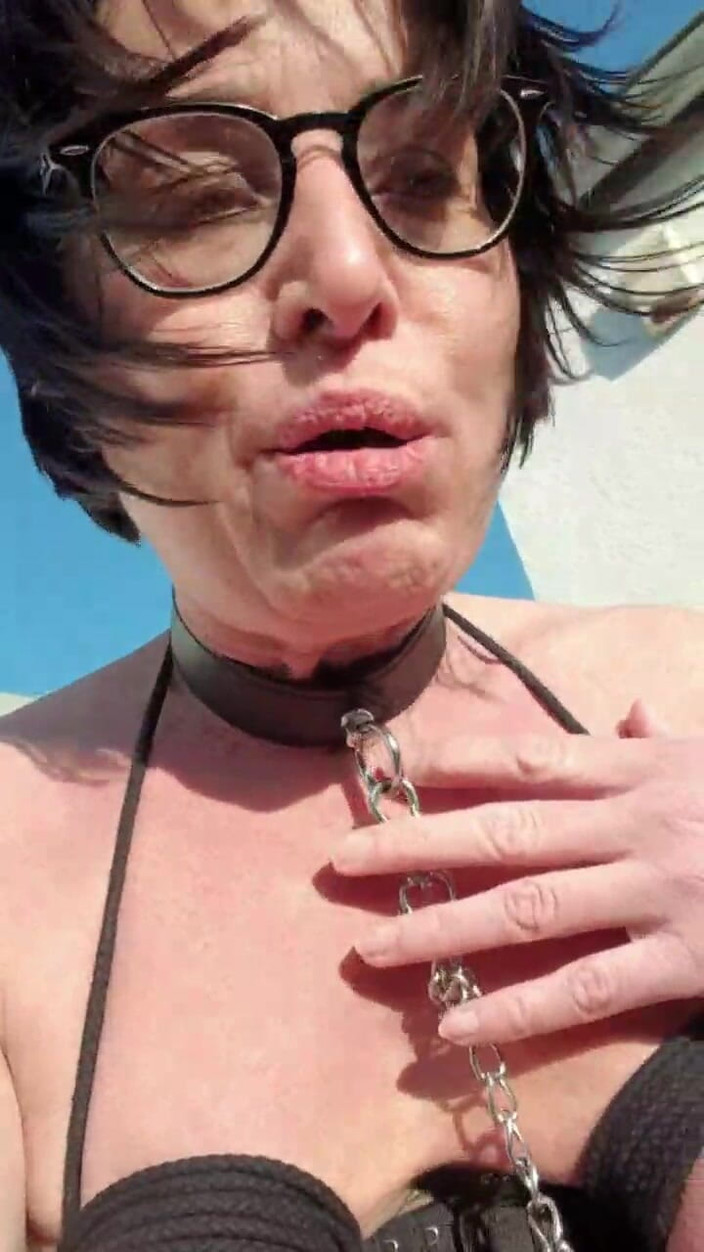 JulieEroticDress: 穿着胸衣在我的阳台上潮吹