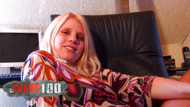 MMM100 Solo: Lillian love nadržená teen blondýnka Lillian Love vyndávání oblečení