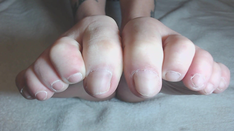 Abby Anna: Bare short toenails toe wiggling