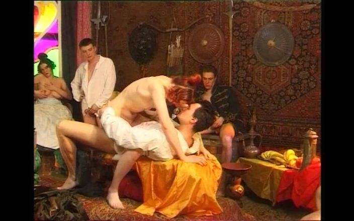 Cinema X: Doppelte penetration mit cumshot im mund für Retro-MILF-gräfin