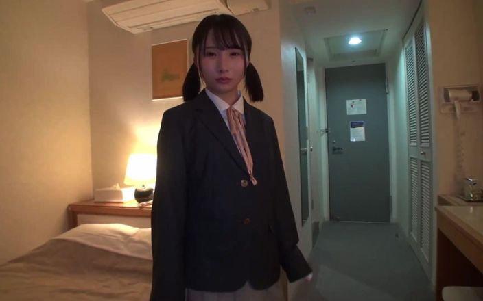 Strix: 警察官に助けられる前に、背が低く、無邪気な顔をした美しい少女がアドバイスを求めてきました。