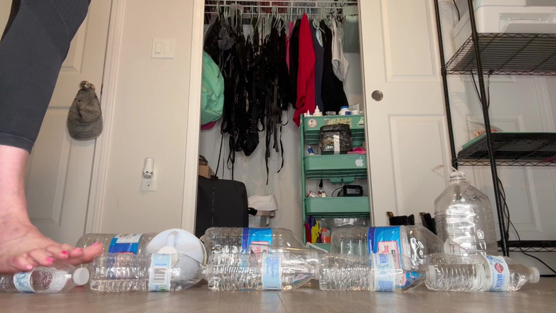 Peppermint Giantess: Garrafa de água esmagando com tamanho 16 pés grandes