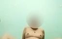 Fantasy big boobs: Une femme qui aime exhiber son corps devant la caméra