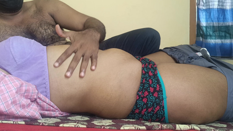 Ilakkiya: 既婚の女の子がバンの運転手とベッドをシェアする