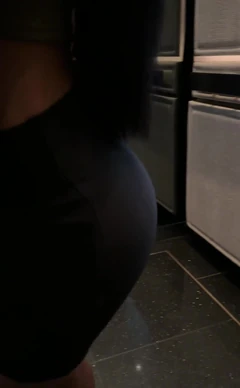 Att vara en slampa i hissen Ja jag vet Theres kameror Lol