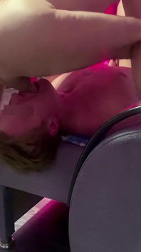 Spermă, pulă, vibrator. Totul pe gât. Desfundat. Spermă în ochi