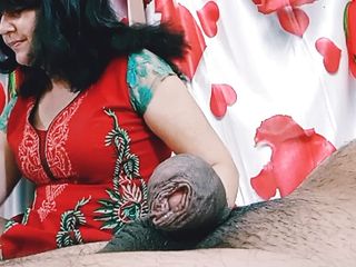 Bolly Karma: Горячая трахающаяся милфа ищет бесплатное развлечение