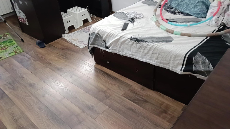 Mirsur: Seksi evli kadın evde çıplak egzersiz yapıyor.