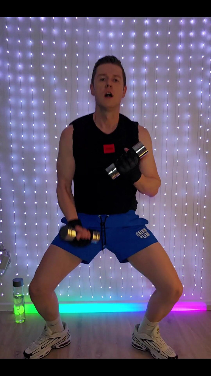 Roman Heart: Fitnesstraining in blauen shorts 