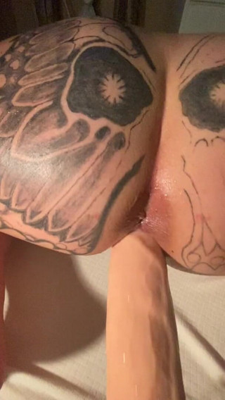 MzKiTTy91: Isteri putih dengan pantat besar menunggang zakar raksasa 12 inci