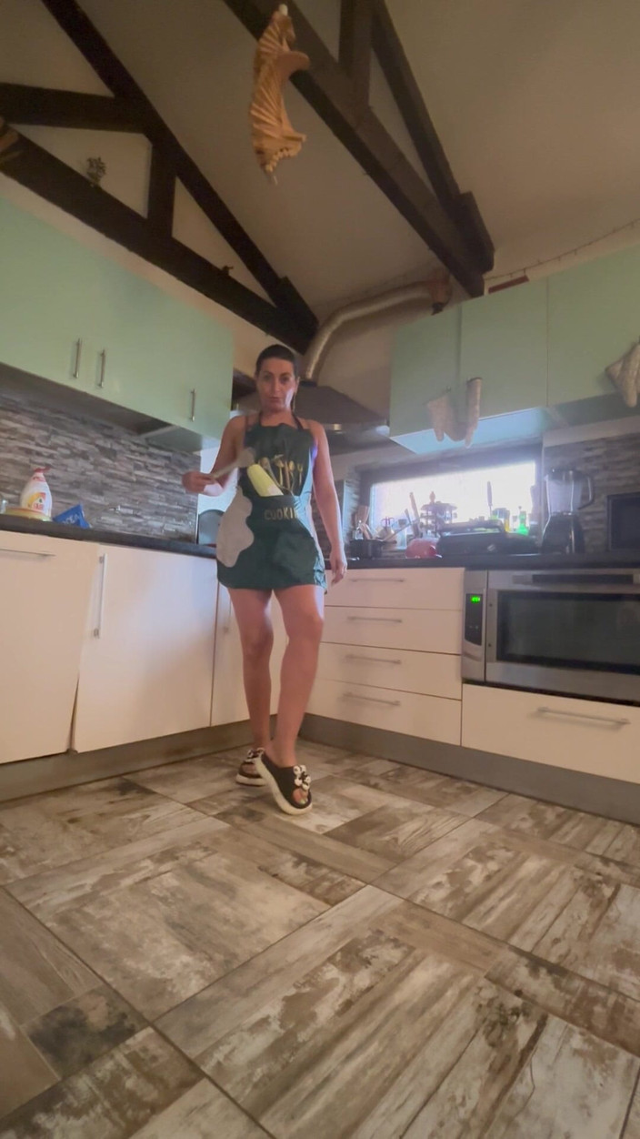 MilfyCalla: Pot să mă descurc pentru tine?