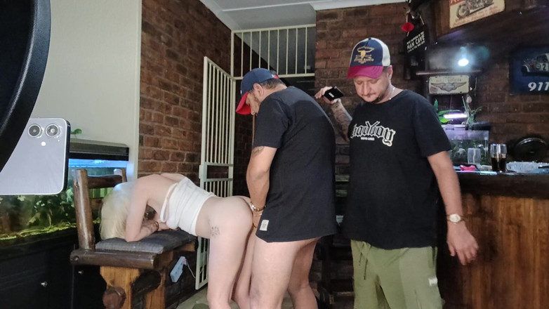 Bigjoefuckalott: Twee Oude Mannen in Één Blondine