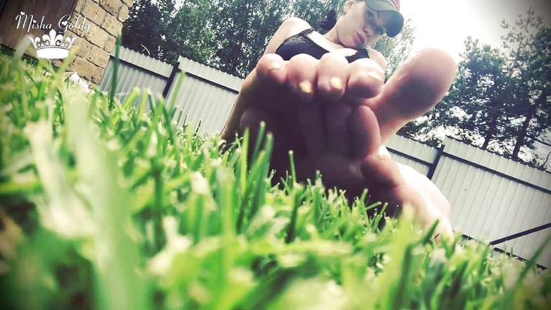 Goddess Misha Goldy: Fußfetisch im freien baumeln