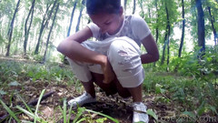 Love 2 Piss: 숲에서 오줌 싸기