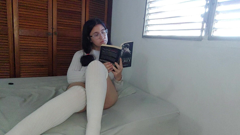 Lilli Hale: Teenka čte a převládá v All White