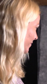 La modelo rubia simplemente entra corriendo en su sótano sexual... el conserje la atrapa y la convierte en su esclava empapada.