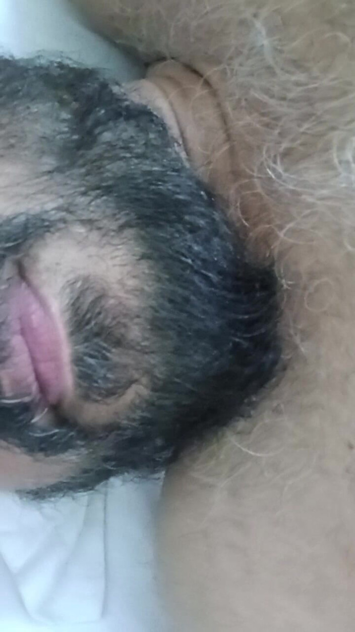 Daddy Dude: Indyjski tata leżący na łóżku dokucza i pozowanie dla ciebie