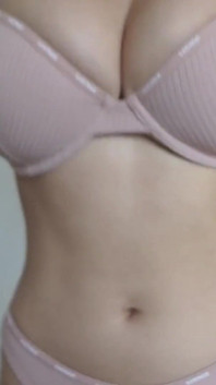 Peituda gata muda lingerie diferente