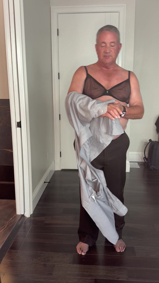 GottaLuvBB: Il patrigno torna a casa in una tuta