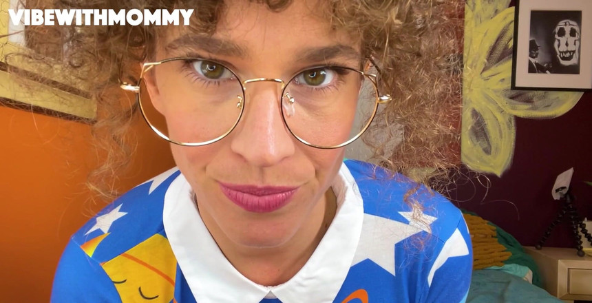 VibeWithMommy: Üvey anne tatlı oğlanlarını bu şekilde aşağılamayı seviyor