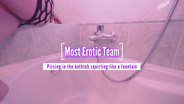 Most Erotic Girl: Meando en la bañera chorreando como una fuente