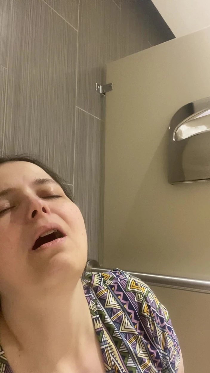 MissChrystalline: Orgasm in the Bathroom Stall