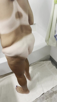 욕조에서 옷을 벗고 오줌 싸기