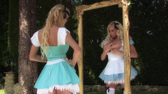 Pervy Studio: Parodi lesbian Alice in wonderland