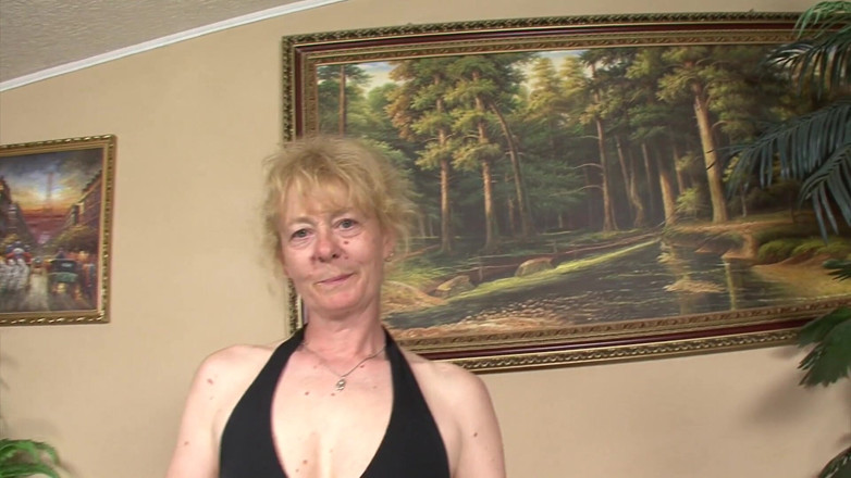 Solo Sex: Bunicuța de 60 de ani adoră masturbarea!