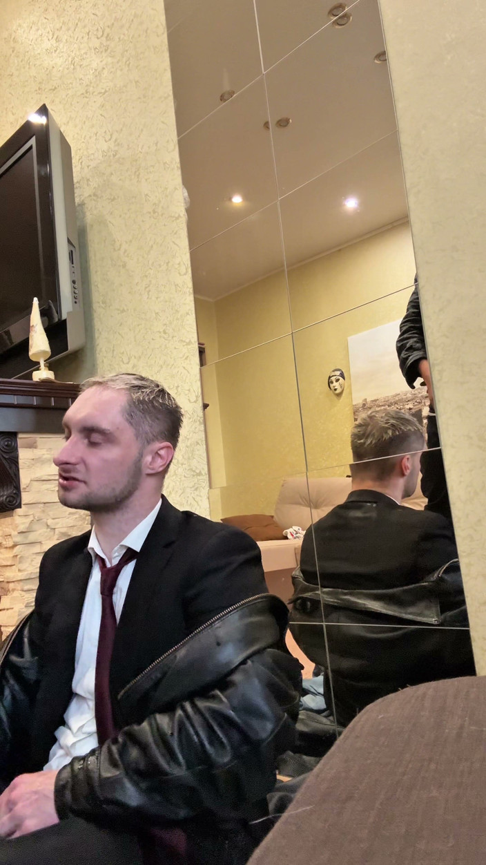 KinkySirius: Un pidr in giacca e giacca a fare un gopnik...