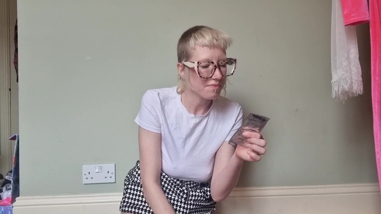 rosarosebud: カスタムの純真な女性が新しい仕事でお尻のプラグを試す