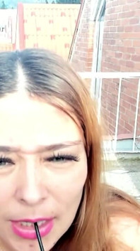 집 테라스에서 1미터가 넘는 장난감을 삼키기 더블 카메라