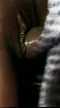 Sexy joven negra follada y corrida en la boca por una polla negra monstruosa