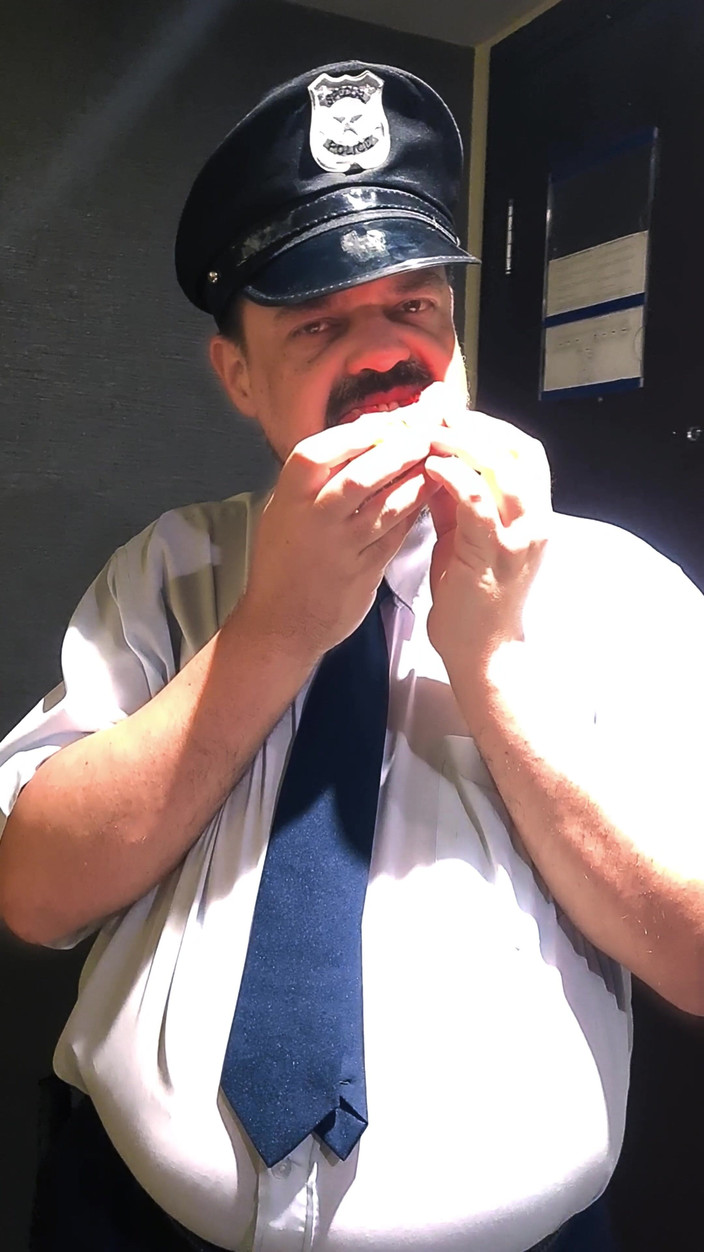 Punchbagplz: Urs polițist cu vedere la persoana 1 - venerare și dominare