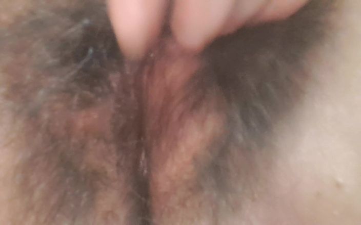 Mommy big hairy pussy: La matrigna sa come ottenere il latte dalla sua vagina...