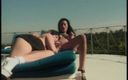 Girl on Girl: Дві студентки-брюнетки з чудовими цицьками експериментують і їдять кицьку на палубі басейну