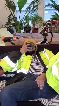 Kennie Jai stript en plaagt en trekt na het werk voor je af