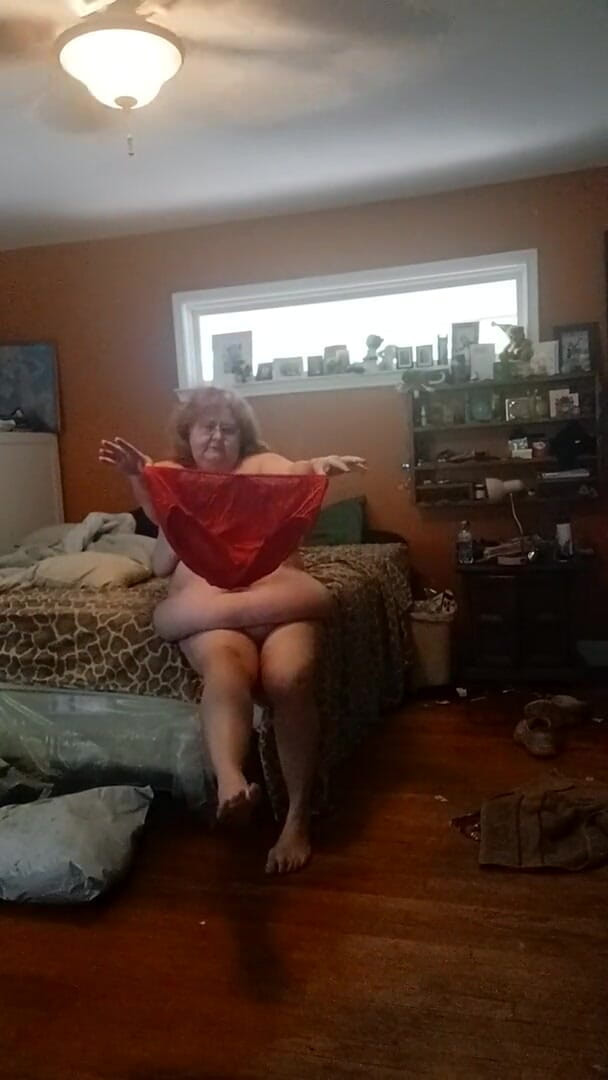 BBW nurse Vicki adventures with friends: 模特我卖的内裤 第1部分 红色蕾丝质