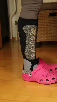 Šedé legíny, Růžový Clogs, Lyžařské ponožky & Bosá Pod stolem