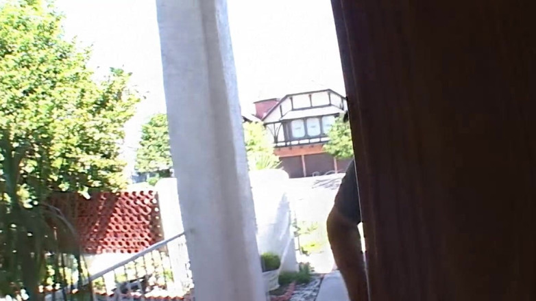 My Porn King: Une MILF blonde s'étouffe sur une énorme bite puis la chevauche...